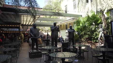 Estatuas-Conmemorativas-De-Los-Famosos-Jugadores-De-Jazz-De-Nueva-Orleans-En-Una-Cafetería-Plaza