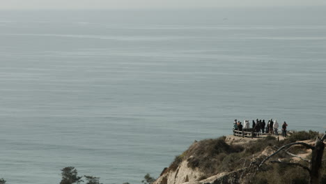 La-Gente-Contempla-La-Vista-En-La-Reserva-Natural-Estatal-De-Torrey-Pines-En-San-Diego,-California.