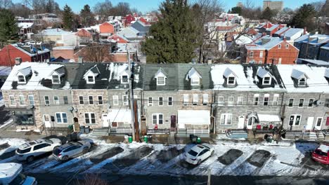 Toma-Lateral-Aérea-Que-Muestra-Una-Hilera-De-Casas-Americanas-En-El-Barrio.