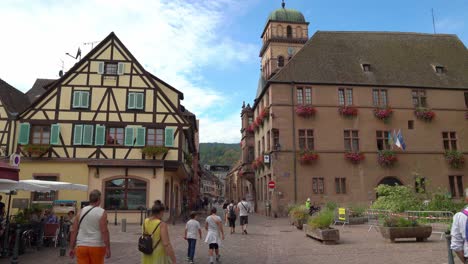 Schöne-Stadt-An-Der-Weinstraße,-Kaysersberg-überrascht-Durch-Den-Charme-Der-Mittelalterlichen-Stätten-Rund-Um-Die-Kirche-Ste.-Croix