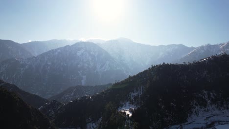 Sonnenlicht-über-Den-Schneebedeckten-Bergen-Von-Kaschmir
