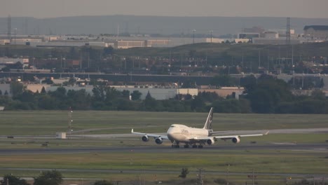 Gran-Avión-De-Lufthansa-Despegando-Desde-El-Aeropuerto-De-Toronto,-Ontario,-Canadá