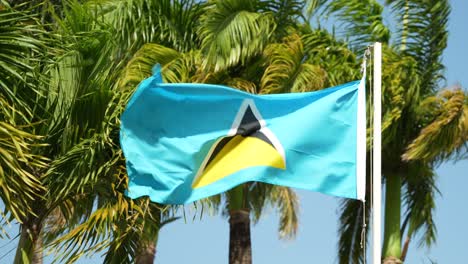 St.-Lucia-Flagge-Weht-Im-Wind