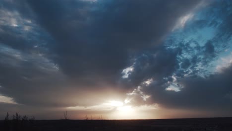 El-Cielo-Nocturno,-Tocado-Por-El-Suave-Resplandor-Del-Atardecer,-Crea-Una-Vista-Serena-Y-Pintoresca,-Que-Refleja-La-Tranquila-Belleza-De-La-Naturaleza-Y-La-Tranquilidad.