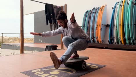 Un-Joven-Bronceado-Muestra-Habilidades-En-Una-Tabla-De-Entrenamiento-De-Surf