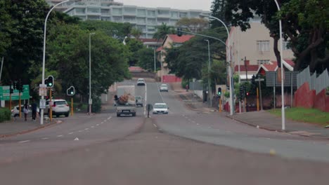 Vista-De-La-Base-De-Durban,-Sudáfrica,-Por-La-Mañana,-De-La-Carretera-Central-Con-Automóviles-Y-Edificios-Circundantes