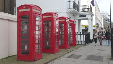 Vier-Londoner-Telefonzellen-In-Pimlico,-London,-Großbritannien