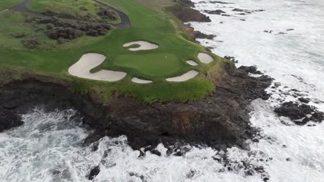 Luftaufnahme-Des-Berühmten-7.-Lochs-Am-Wasser-Des-Pebble-Beach-Golfplatzes