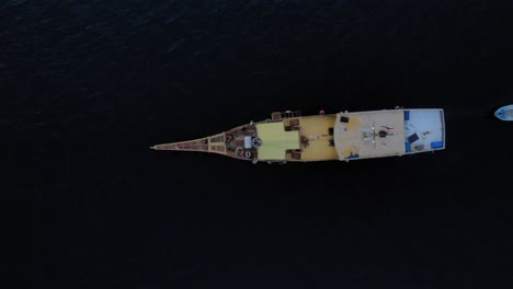 Barco-Tradicional-Navegando-En-La-Superficie-Del-Mar-En-La-Isla-De-Padar,-Indonesia.