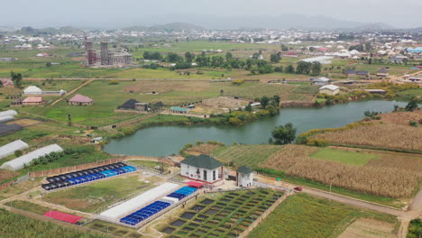 Teiche-Und-Tanks-In-Einer-Fischzuchtfarm-In-Jos-Town,-Nigeria---Luftüberflug