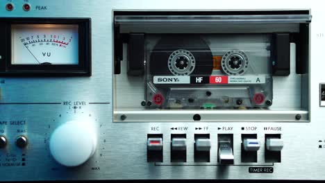 Audiokassettenband,-Drücken-Der-Wiedergabetaste-Und-Starten-Der-Wiedergabe-Auf-Einem-Vintage-Deck-Player-Mit-VU-Meter