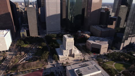 Vista-Aérea-Del-Ayuntamiento-De-Houston-Y-Los-Rascacielos-Del-Centro,-Texas,-Estados-Unidos,-Revelando-Un-Disparo-Con-Drone-Inclinado-Hacia-Arriba