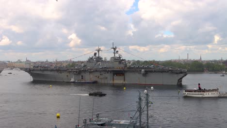 Schwedisches-Dampfschiff-Fährt-Vor-Riesigem-US-Marineschiff-USS-Kearsarge