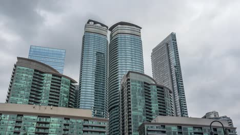 Modernos-Edificios-De-Condominios-En-El-Centro-De-Toronto,-Ontario,-Canadá.