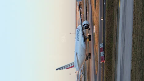 Vertical---Avión-De-Air-France-En-La-Pista-Del-Aeropuerto-Charles-De-Gaulle-Al-Atardecer-En-París,-Francia