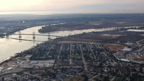 Metro-Vancouver-Con-El-Río-Fraser-Y-El-Puente-Golden-Ears-Aéreo