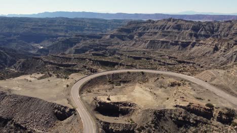 Autobahnschleife-Mit-Blick-Auf-Den-Zerklüfteten-Red-Rock-Badlands-Canyon,-Argentinien