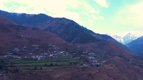 Pueblo-En-La-Ladera-De-Cachemira-Con-El-Telón-De-Fondo-Del-Himalaya
