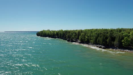 Drohnen-Luftaufnahme-Des-Blauen-Wassers-Des-Michigansees-In-Der-Nähe-Von-Door-County