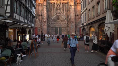 Geschäftiger-Abend-In-Der-Nähe-Des-Straßburger-Münsters-Mit-Franzosen,-Die-Den-Herbst-Genießen