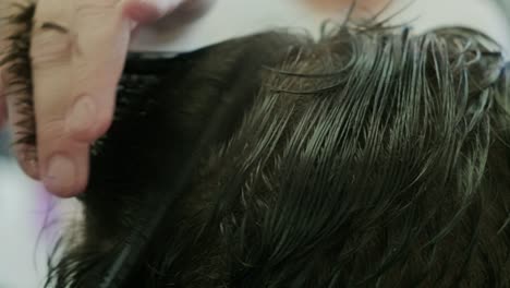 A-hairstylist-cutting-a-man's-hair