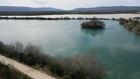 Sonnenlicht-Glitzert-Auf-Dem-Wasser-Und-Spiegelt-Den-Bedeckten-Himmel-In-Der-Schlammigen-Antiken-Antela-Lagune-Areeiras-Da-Limia-In-Xinzo-De-Limia-Ourense-Galizien-Spanien-Wider