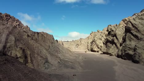 Schneller-Flug-über-Trockene-Flusstalschlucht-Und-Rustikale-Klippen,-Argentinien