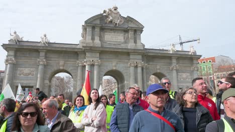 Los-Agricultores-Españoles-Y-Los-Sindicatos-Agrícolas-Bloquean-Las-Carreteras-Mientras-Se-Reúnen-En-La-Puerta-De-Alcalá-En-Madrid-Para-Protestar-Contra-La-Competencia-Desleal,-Las-Políticas-Agrícolas-Y-Gubernamentales.