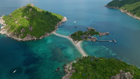 Inclinar-Hacia-Arriba-Revela-Una-Foto-De-La-Isla-De-Koh-Nang-Yuan,-Koh-Tao-En-Tailandia