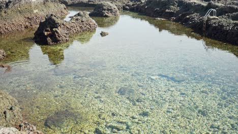 Klares-Wasser-Der-Felsenpools-Teneriffas-Mit-Natürlichem-Meerwasser