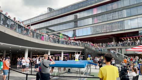 Un-Joven-Salta-Y-Gira-En-Un-Espectáculo-De-Trampolín-En-La-Plaza-De-La-Ciudad