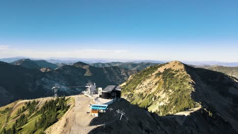 Estación-De-Esquí-Snowbird-En-Utah-En-La-Cima-De-Una-Montaña-En-Un-Día-Soleado-De-Verano