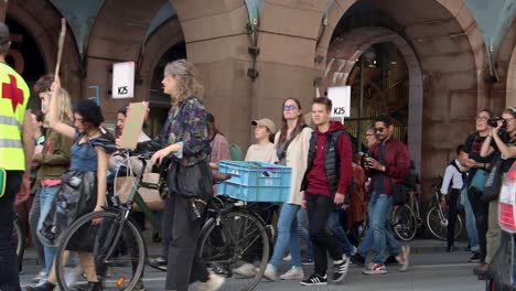 Demonstranten-Mit-Schildern-Und-Megaphonen-Beim-Klimamarsch-In-Stockholm