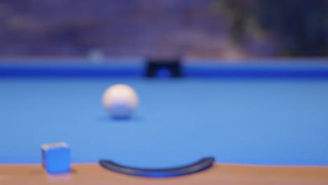 Weißer-Ball-Zielt-Auf-Snooker-Ball-Im-Blauen-Snooker-Tisch