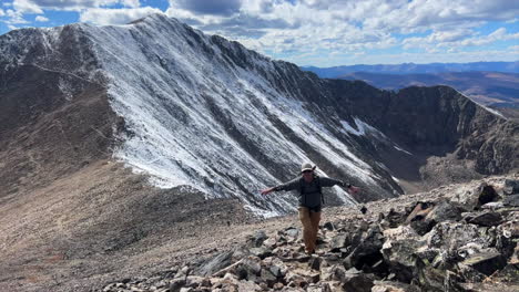 Hiker-on-Mount-Lincoln-loop-Kite-Lake-Trail-hiking-14er-Rocky-Mountains-Colorado-dusting-Bross-Cameron-Democrat-Grays-Torreys-Quandary-mountaineering-peaks-fall-first-snow-dusting-blue-sky-morning-pan