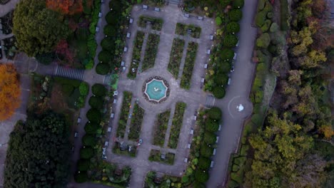 Ein-Formaler-Garten-Mit-Symmetrischem-Design-Und-Herbstfarben,-Luftaufnahme