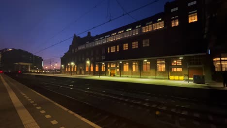 Andenes-Vacíos-Y-Edificio-En-La-Estación-Central-De-Amsterdam-Temprano-En-La-Mañana