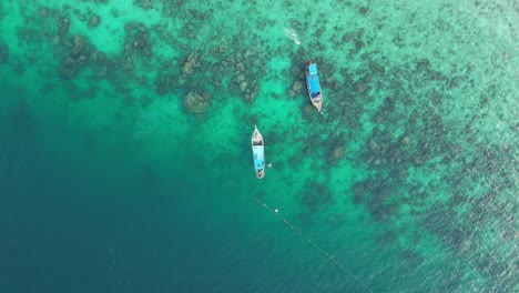 Thai-Longtail-boats-at-beach-in-turquoise-clear-water,-Aerial-top-down