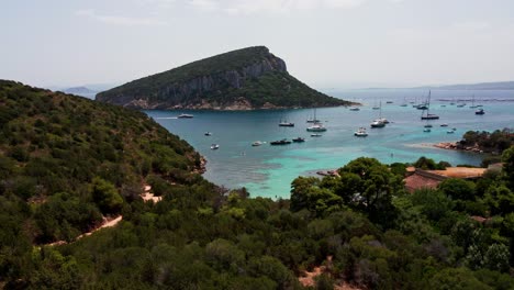 Genießen-Sie-Den-Charme-Des-Strandes-Cala-Moresca,-Wo-Unberührter-Sand-Auf-Azurblaues-Wasser-In-Einer-Ruhigen-Küstenoase-Trifft