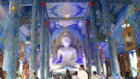 Viajeros-Disfrutando-De-Las-Vistas-Del-Interior-Del-Famoso-Templo-Azul.