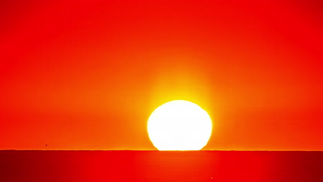 Timelapse-shot-of-sun-going-down-over-the-horizon-over-the-ocean