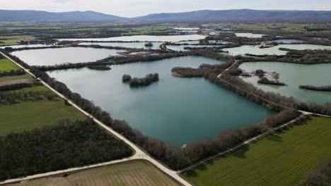 Aufgeteiltes-Gewässer-Durch-Wanderwege,-Straßen-Und-Landwirtschaftliche-Felder-In-Der-Antiken-Lagune-Von-Antela,-Areeiras-Da-Limia-In-Xinzo-De-Limia,-Ourense