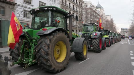 Während-Eines-Bauernstreiks-Ist-Eine-Reihe-Von-Traktoren-Auf-Der-Straße-Zu-Sehen,-Während-Landwirte-Und-Agrargewerkschaften-Gegen-Unlauteren-Wettbewerb,-Agrar--Und-Regierungspolitik-Protestieren