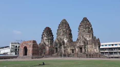 Free-Roaming-Monkey-in-Lopburi,-Thailand