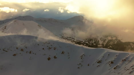 Nevado-Hora-Dorada-Puesta-De-Sol-Amanecer-Avalancha-Terreno-Paso-De-Berthoud-Invierno-Parque-Escénico-Paisaje-Vista-Aérea-Dron-Travesía-Esquí-Snowboard-Berthod-Jones-Colorado-Pico-De-La-Montaña-Rocosa-Círculo-Movimiento-Correcto