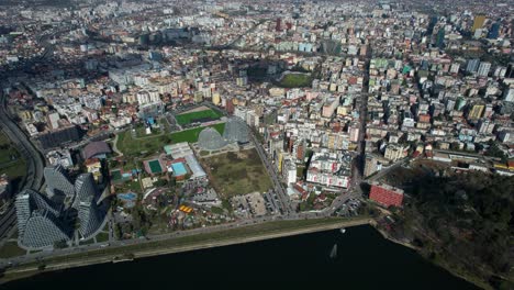 Tirana,-Die-Hauptstadt-Albaniens,-Von-Oben-Vom-Lake-Park-Aus-Gesehen