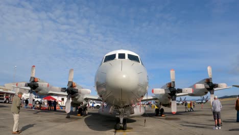 Propellerflugzeug-Der-US-Navy-Auf-Der-Landebahn