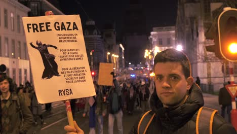 Hombre-Sosteniendo-Un-Cartel-De-Gaza-Libre