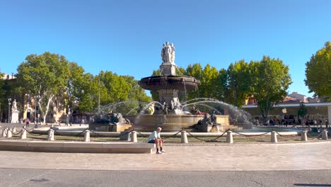 Tráfico-Callejero-Por-Fuente-En-La-Place-De-La-Rotonde-En-Aix-en-Provence