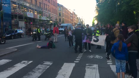 Polizist-Nimmt-Demonstranten-Bei-Klimademonstration-Transparente-Ab